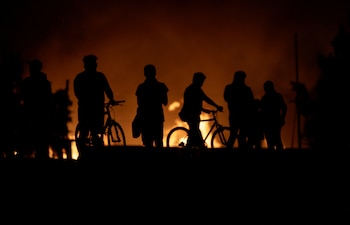 Decenas de curiosos trataron de acercarse a la zona del incendio REUTERS/Luis Cortes