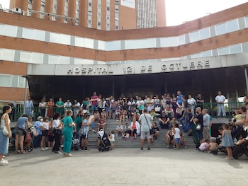 Enfermeras protestan con sus familias en la puerta del Hospital 12 de Octubre