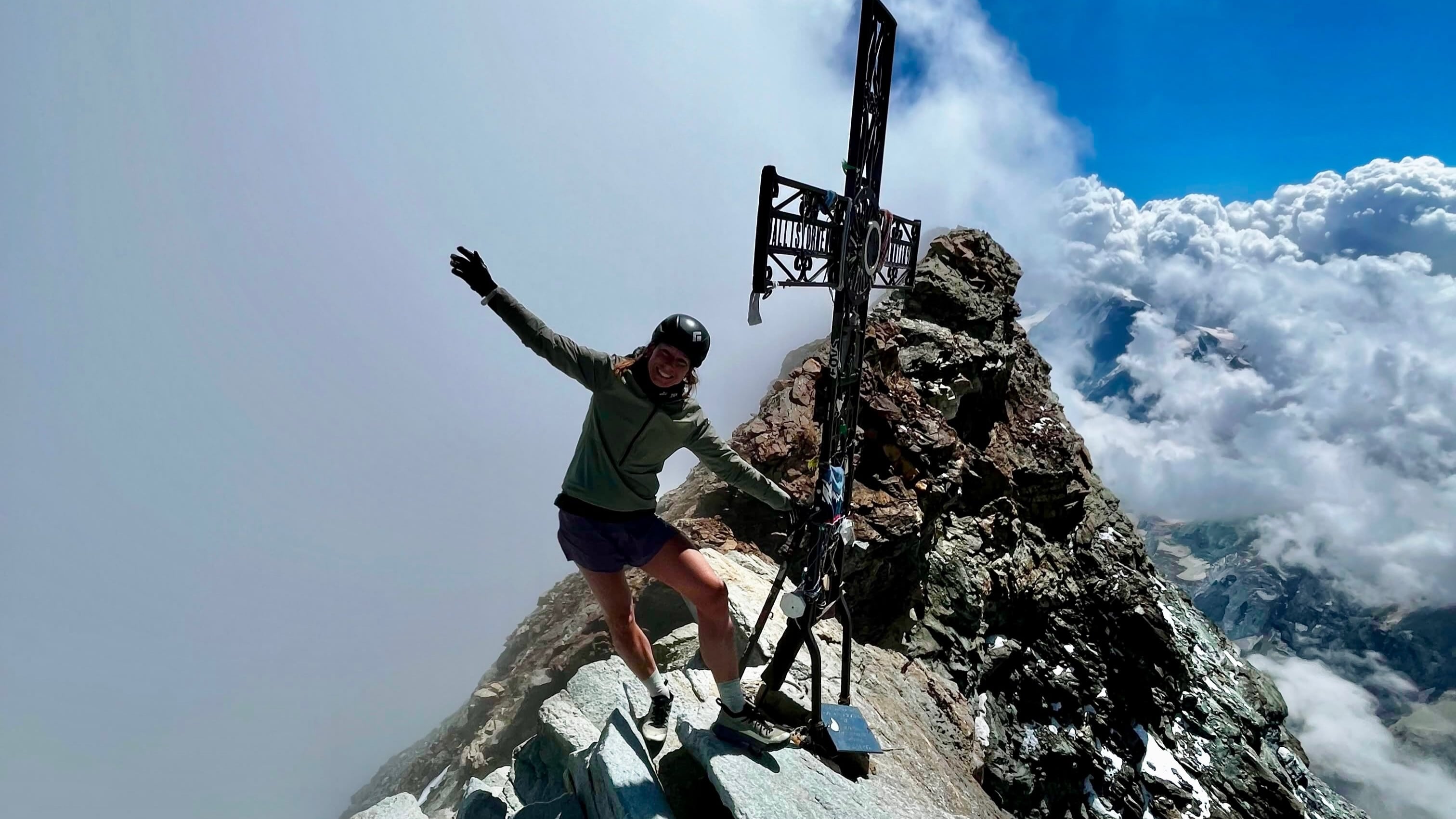 La atleta canadiense, de 38 años, fue vista por última vez el martes por la tarde cuando descendía por la ladera italiana (@kalie_mcc)