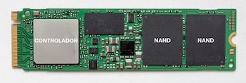 Placa de circuito verde con conectores dorados, un chip plateado marcado como controlador y dos chips negros con el texto NAND
