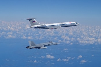 Avión del Ejército del Aire vigila uno ruso en la misión de la OTAN en el Báltico (NATO)