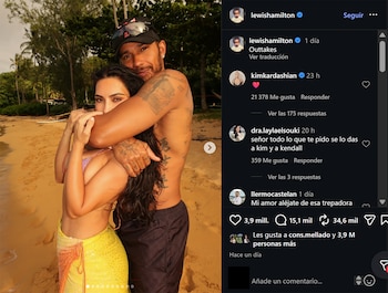 Un hombre con gorra y tatuajes abraza a una mujer de cabello oscuro en una playa arenosa. El fondo muestra palmeras. Captura de pantalla de Instagram