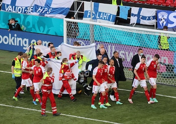 Así retiraron a Christian Eriksen del campo de juego tras hacerle RCP (Foto: REUTERS)