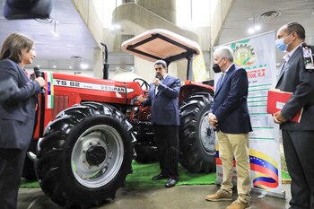 Maduro muestra autos iraníes en