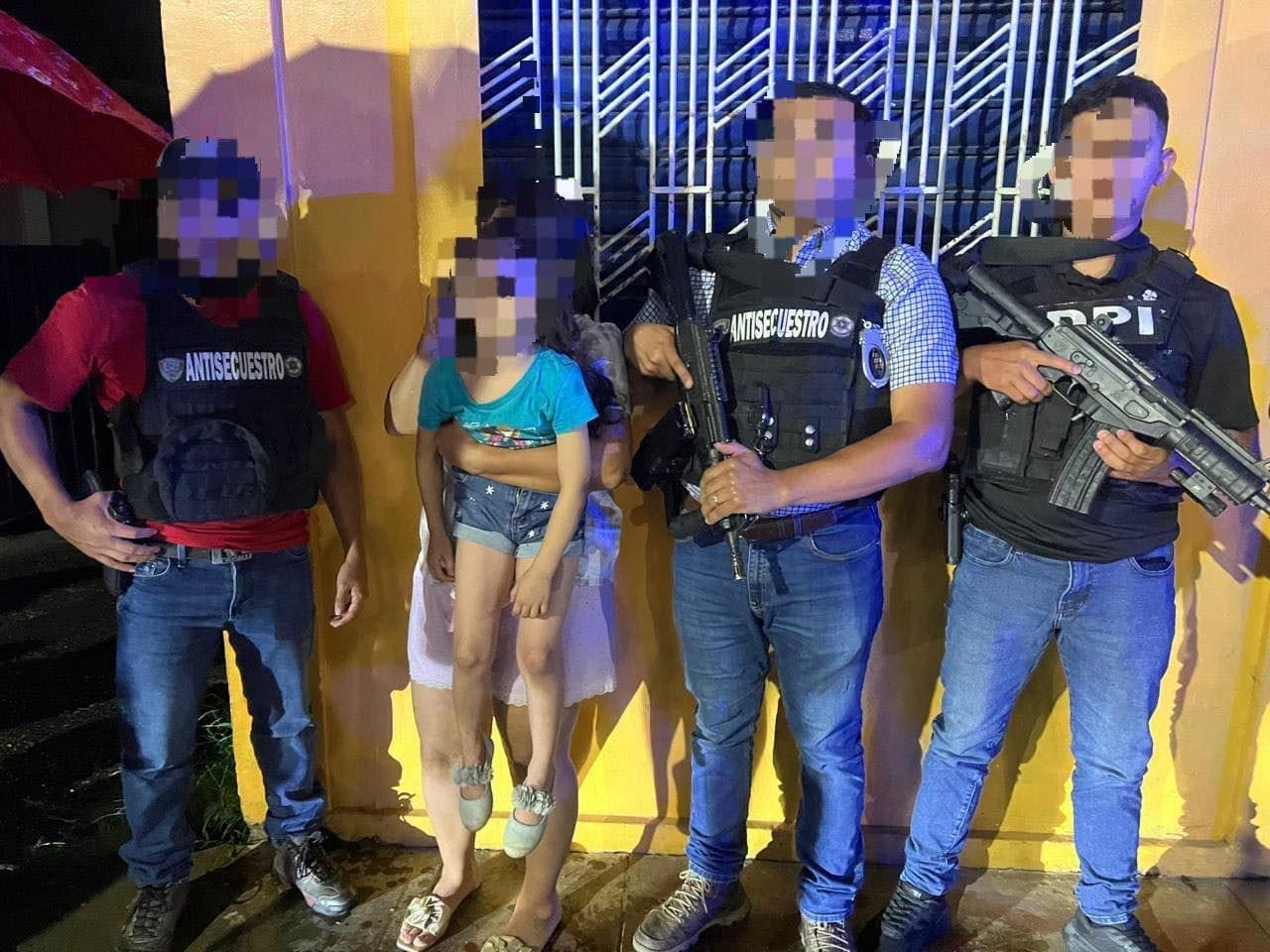 Agentes de la Policía Nacional y la Unidad Nacional Antisecuestros (UNAS) desplegaron un operativo relámpago en Santa Bárbara que permitió la liberación sana y salva de la menor de cinco años (Cortesía: DPI).