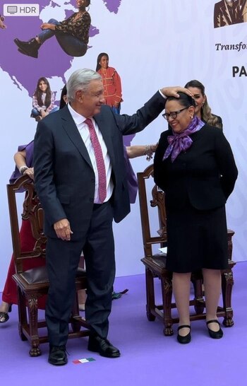 AMLO acarició la cabeza de