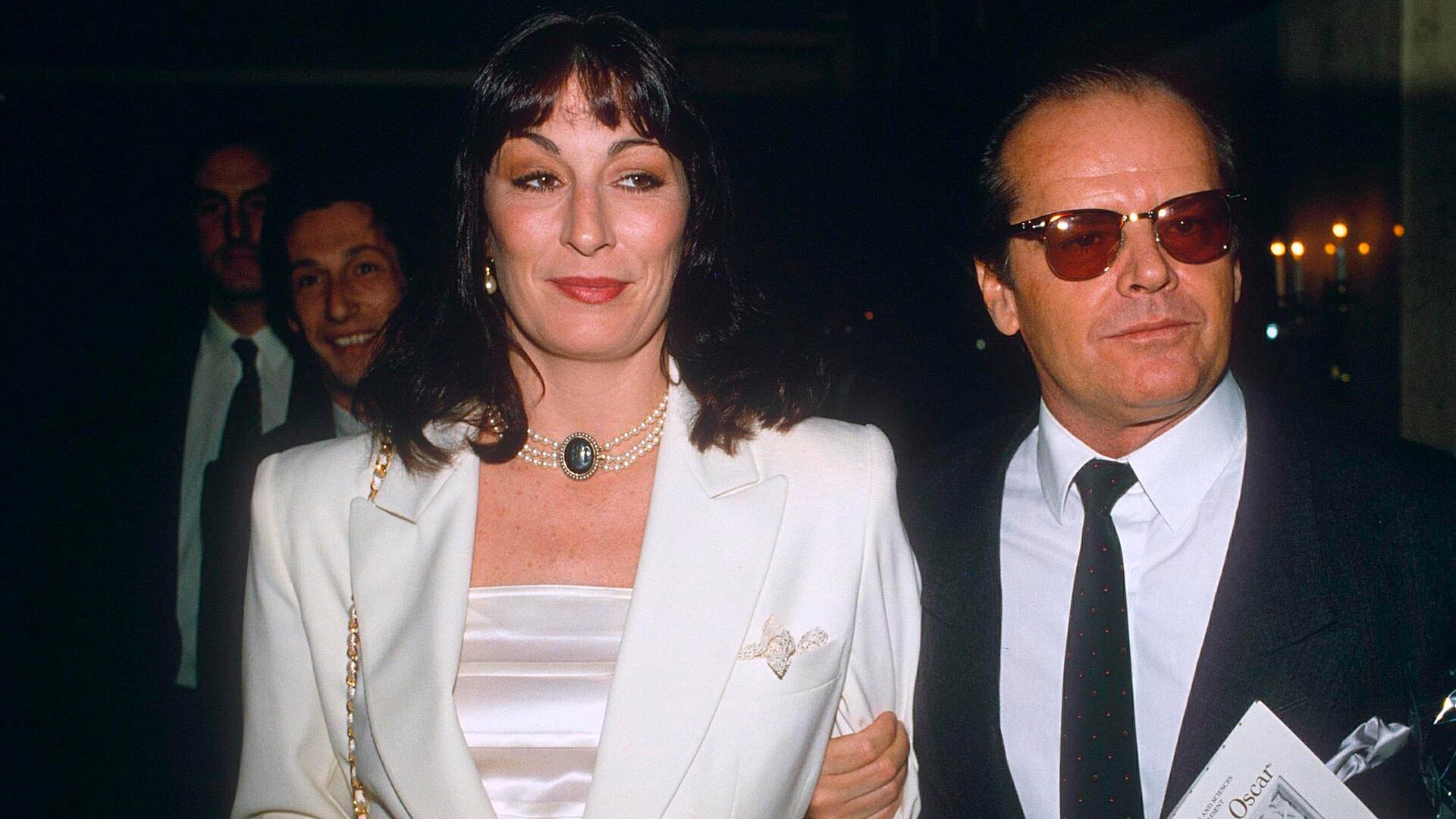 Anjelica Huston evacuaba su casa por los incendios en Los Ángeles cuando recibió una inesperada llamada de su expareja Jack Nicholson (David Levenson/Shutterstock)