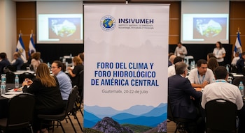 Banner central blanco con texto "Foro del Clima y Foro Hidrológico de América Central". Sala de conferencias con asistentes, mesas, sillas y pantallas al fondo.