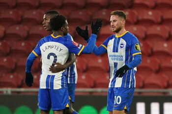 Alexis Mac Allister del Brighton and Hove Albion celebra tras anotar en el encuentro de la Copa FA ante el Middlesbrough el sábado 7 de enero del 2023. (Owen Humphreys/PA via AP)