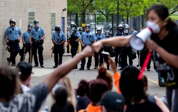 Los manifestantes frente a la