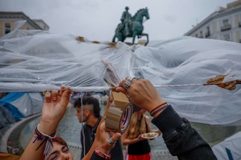 Unas 600 personas amanecen acampadas en Sol tras una noche sin incidentes ni lluvia