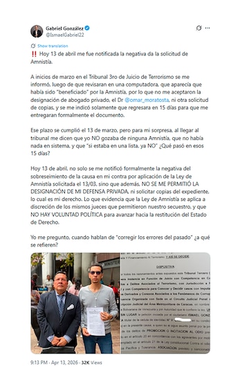 Captura de pantalla de un tuit de Gabriel González. Debajo, una foto de dos hombres, uno con traje azul y otro con camiseta gris, sosteniendo un papel frente a un edificio