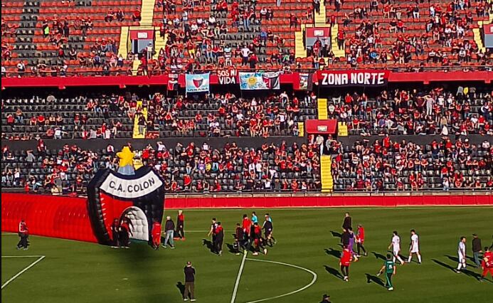 Prohibieron el ingreso a las canchas a un hincha de Colón que intentó entrar colarse a un partido y generó disturbios