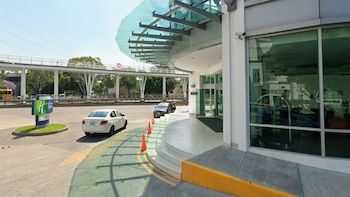 Los cuerpos fueron localizados en el Holliday Inn del Blvd. Hermanos Serdán. Crédito: Google Maps