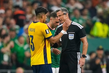 Vincic expulsó a Piero Hincapié por taparse la boca al hablar con un rival en el cruce entre México y Ecuador (AP Foto/Natacha Pisarenko)