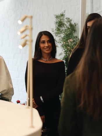 Este estilismo incluyó anillo de diamante, pendientes cluster, brazalete y bolso negro acolchado (Instagram)