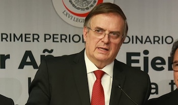 Ebrard sostuvo un encuentro a puerta cerrada con integrantes de comisiones clave en el Senado, al salir, pidió que lo "borren" de la contienda. (RS)