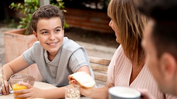 Los adolescentes que desayunan llevan una dieta de más calidad que los que no, según un estudio