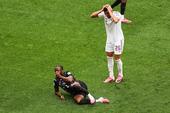 El jugador qatarí se fue expulsado por fracturar al canadiense. (AP Foto/Kaleb Tatum)