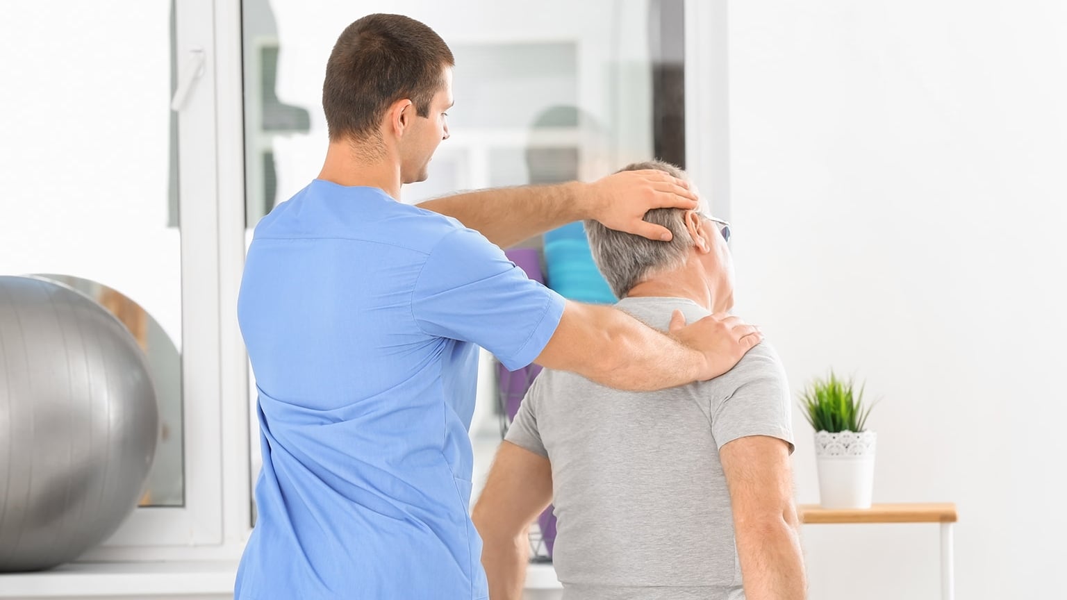 Mayo Clinic recomienda como primer tratamiento de la hernia discal el uso de analgésicos, cambios en la rutina y fisioterapia (Freepik)