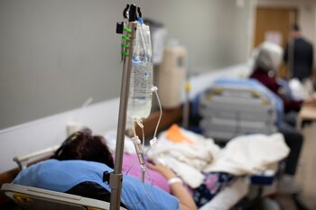 Pacientes atendidos en los pasillos de un hospital en Apple Valley, California, por la ola de contagios (Reuters)