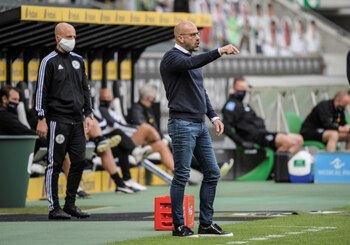 Peter Bosz, entrenador del Leverkusen,