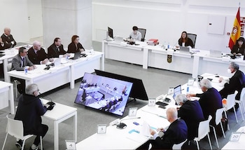 06/10/2022 Fotografía general de la declaración del maquinista del tren Francisco Garzón, realizada desde la pantalla de televisión desde la que los medios siguen el juicio, durante la segunda jornada del juicio por el accidente ferroviario de Alvia, en la Cidade de la Cultura de Santiago de Compostela, a 6 de octubre de 2022, en Santiago de Compostela, A Coruña (España). Una de las personas en las que el juicio está centrado es en la responsabilidad de Garzón, que encaró la curva de A Grandeira a más del doble de la velocidad permitida (191 km/h frente a 80). El accidente ferroviario del Alvia fue el más grave de la democracia española tras provocar 80 muertos y 145 heridos en julio de 2013 en el barrio compostelano de Angrois. Nueve años después de lo ocurrido, se sientan en el banquillo de los acusados el maquinista y el exdirector de seguridad de Adif, a los que la justicia imputa 80 supuestos delitos de homicidio, 145 de lesiones y uno de daños por imprudencia profesional grave.La reclamación total por daños y perjuicios en materia de responsabilidad civil asciende a unos 57,69 millones de euros. Fiscalía pide para el maquinista y el exdirector de seguridad de Adif cuatro años de prisión, al igual que la plataforma que representa a la mayor parte de las víctimas del accidente.
POLITICA
Álvaro Ballesteros - Europa Press