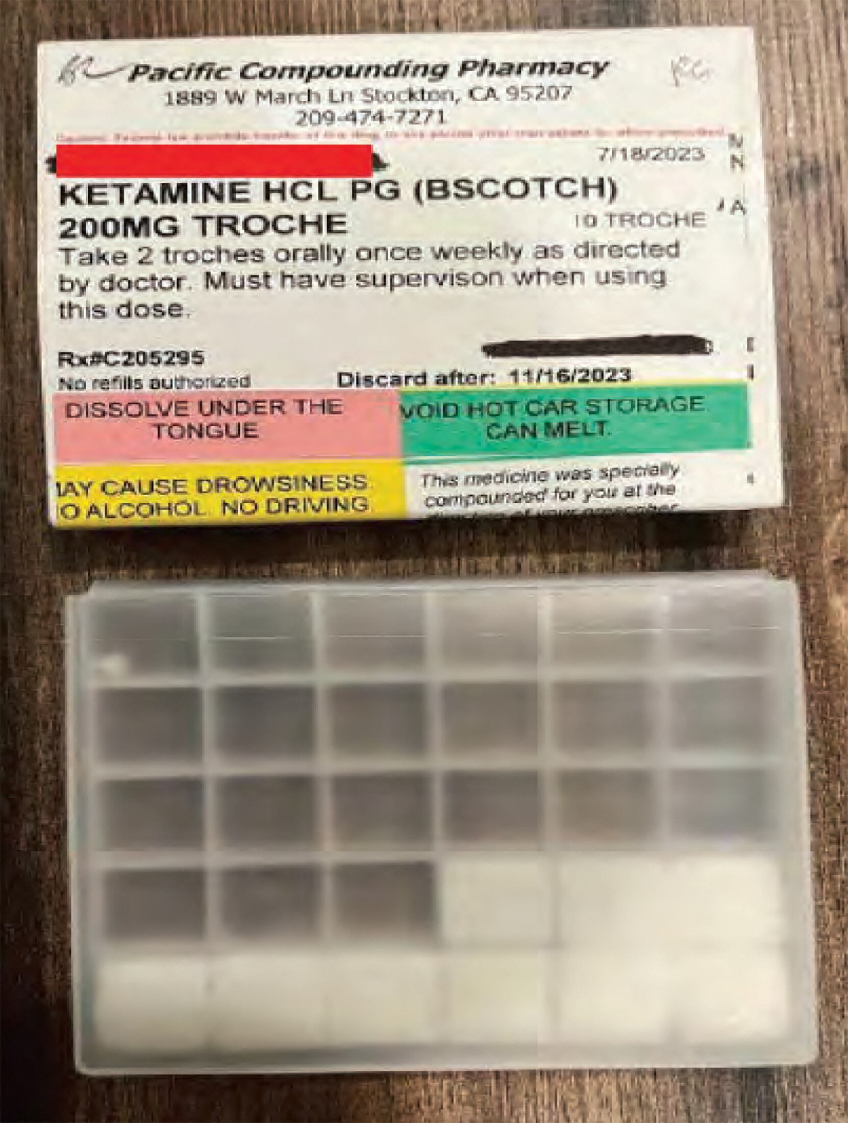 Según una acusación federal, un médico llamado Mark Chavez había obtenido pastillas de ketamina a través de una receta fraudulenta que utilizaba el nombre de otra persona sin su conocimiento o consentimiento.Credit...U.S. District Court for the Central District of California