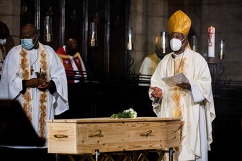 Los clérigos oran frente al