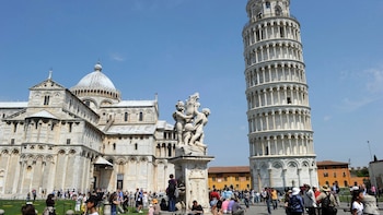 Inclinada, pero aún de pie: