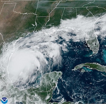 Fotografía satelital cedida este lunes por la Oficina Nacional de Administración Oceánica y Atmosférica (NOAA) a través del Centro Nacional de Huracanes (NHC) estadounidense donde se muestra la localización de la tormenta tropical Francine en el Golfo de México. EFE/NOAA-NHC