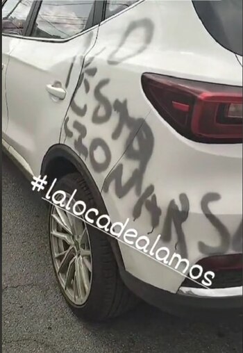 La afectada captó todo el daño que sufrió su vehículo a manos de la vecina del lugar.