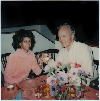 Marion Stokes junto a John,