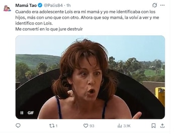 Primer plano de Lois Wilkerson con el ceño fruncido y la boca abierta, mostrando sorpresa. Tiene el pelo castaño recogido en dos coletas bajas y lleva un top azul. El fondo es un paisaje verde