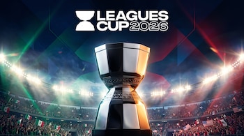 Logotipo de Leagues Cup 2026 sobre un trofeo de fútbol con destellos de luz. Un estadio con público y banderas de México y Estados Unidos de fondo.