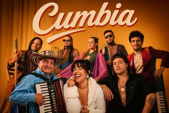 Siete personas posan con un acordeón, un teclado y otros instrumentos bajo la palabra Cumbia escrita en letras cursivas.