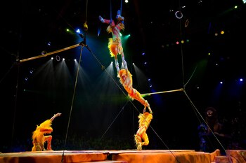 El espectáculo combina música, títeres