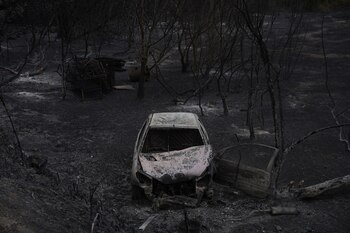 Un vehículo calcinado por el
