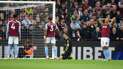 El increíble blooper de Dibu Martínez al minuto de juego con el que Liverpool abrió el marcador ante Aston Villa