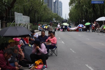 CIUDAD DE MÉXICO, 12JUNIO2026.- Maestros y maestras de la Coordinadora Nacional de Trabajadores de la Educación (CNTE) bloquearon de nueva cuenta el cruce de avenida Juárez y Bucareli como parte de las protestas que mantienen en exigencia de la derogación de la Ley del ISSSTE, la Reforma Educativa y el sistema de pensiones.
FOTO: GALO CAÑAS/CUARTOSCURO.COM