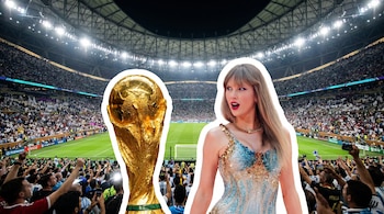 Taylor Swift y la Copa del Mundo de la FIFA, con bordes blancos, destacan frente a un estadio de fútbol moderno y abarrotado, iluminado por la noche.