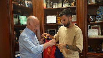 La bandera de Roquetas, el amuleto de Álex Baena en sus grandes éxitos: "Si no la llevo, algo me falta"
