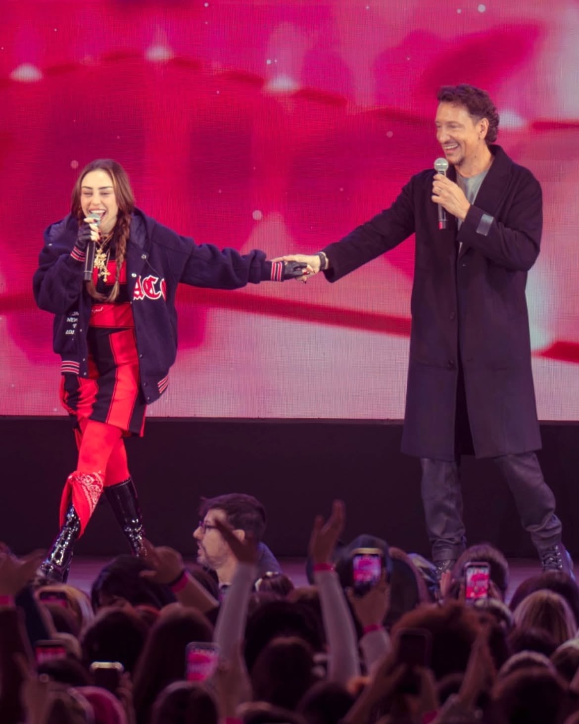 3 mil aspirantes se presentaron presencialmente en el Estadio Mary Terán de Weiss. En la imagen, Nico Vázquez junto a Nicki Nicole (Popstars, Telefe)