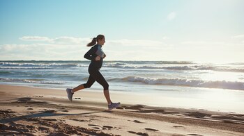 Una mujer realiza ejercicio en
