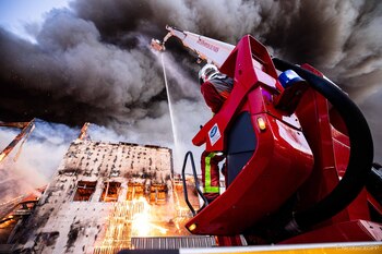 Bomberos sofocando el incendio de