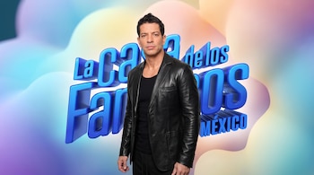 El cantante Yahir, vestido con chaqueta y camiseta negra, aparece de cintura para arriba frente al logo 3D azul de La Casa de los Famosos México y un fondo difuminado.
