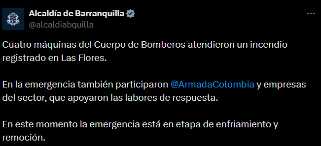 La Alcaldía de Barranquilla informó que cuatro máquinas del Cuerpo de Bomberos atendieron la emergencia, con apoyo de la Armada Nacional y empresas del sector durante las labores de respuesta. - crédito @alcaldiabquilla/X