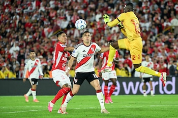 River Plate's Colombian forward #19 Rafael Santos Borre and Santa Fe's goalkeeper #12 Weimar Asprilla fight for the ball during the first leg of the Copa Sudamericana round of 16 football match between Colombia's Independiente Santa Fe and Argentina's River Plate at the Nemesio Camacho 'El Campin' stadium, in Bogota, on August 19, 2026. (Photo by Luis ACOSTA / AFP)