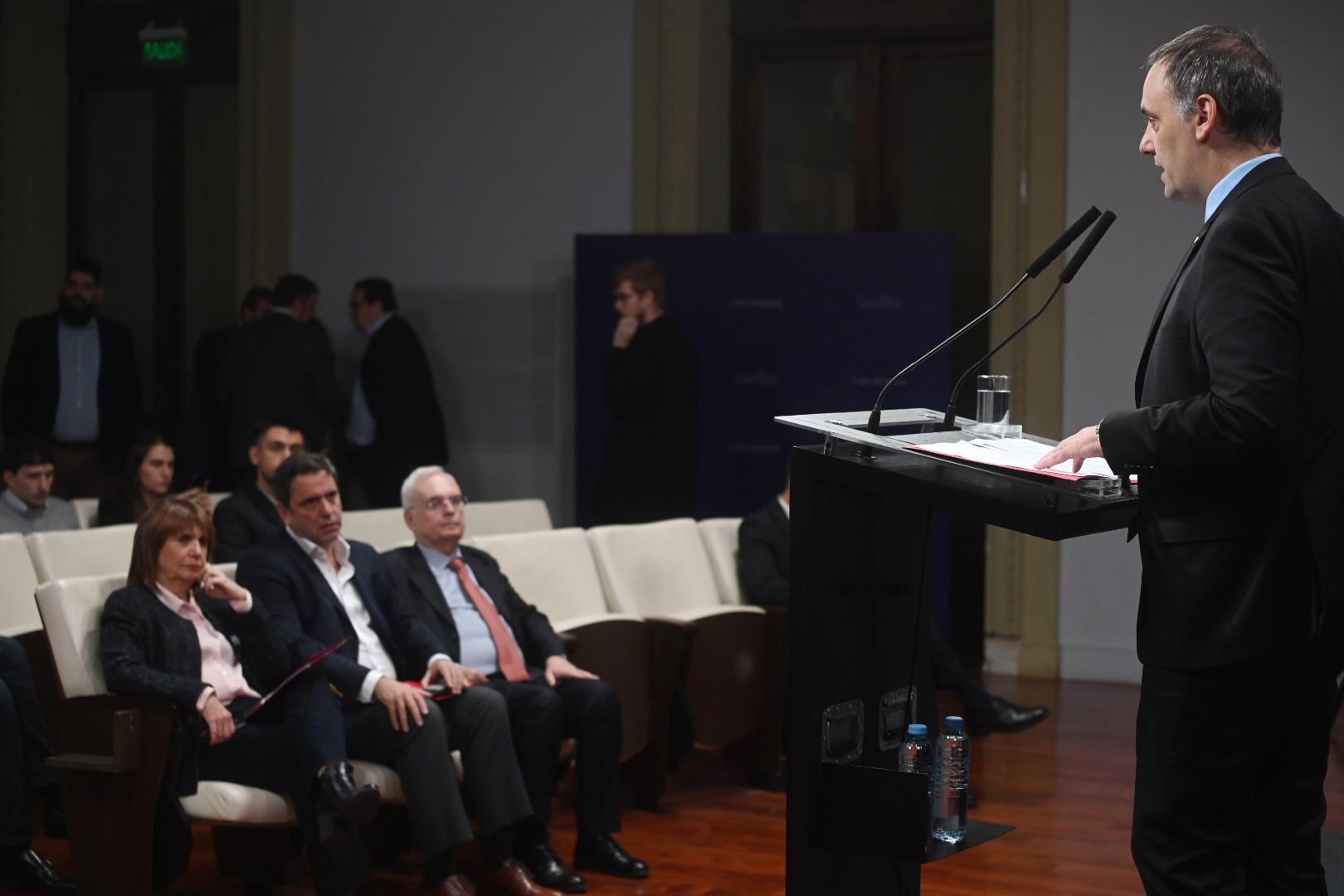 Manuel Adorni en conferencia de prensa presentando la reforma migratoria con la ministra de Seguridad Nacional, Patricia Bullrich