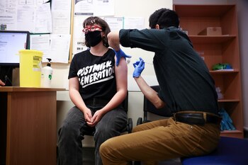 Una joven recibe una vacuna